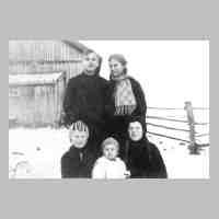 051-0028 Auf dem Eis im Winter 1937-38. Hugo und Lieselotte Neumann. Davor v. l. Magdalena und Friedrich Neumann und Inge Hoepfner..jpg